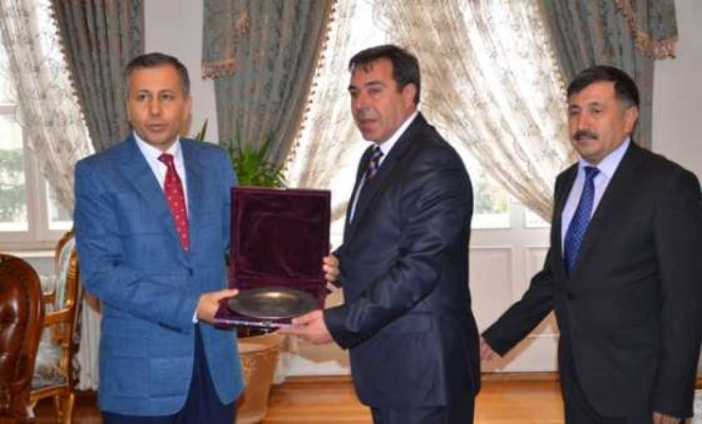 Vergi Rekortmenlerinin Ödüllerini Vali Yerlikaya Verdi