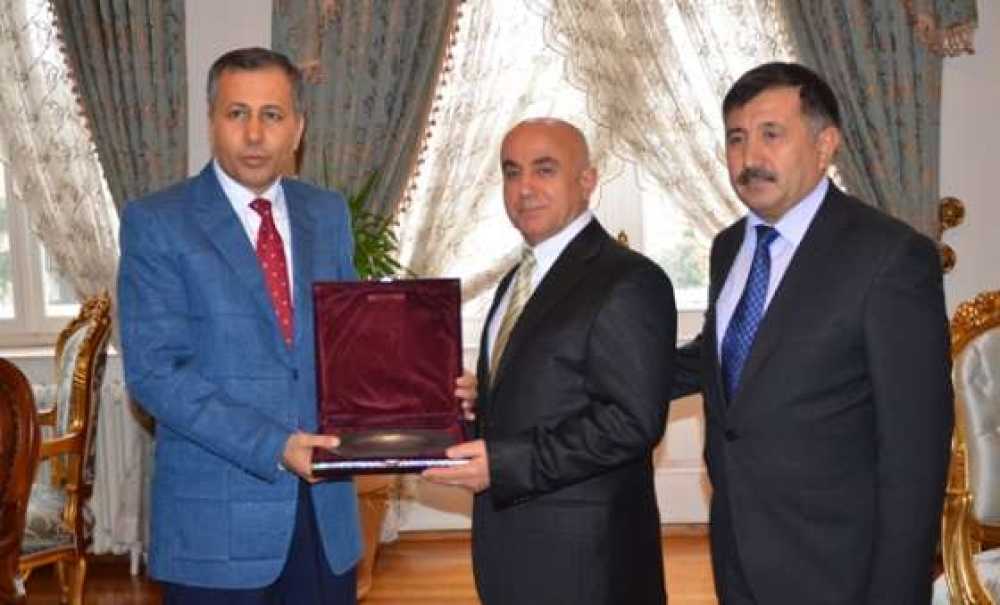 Vergi Rekortmenlerinin Ödüllerini Vali Yerlikaya Verdi