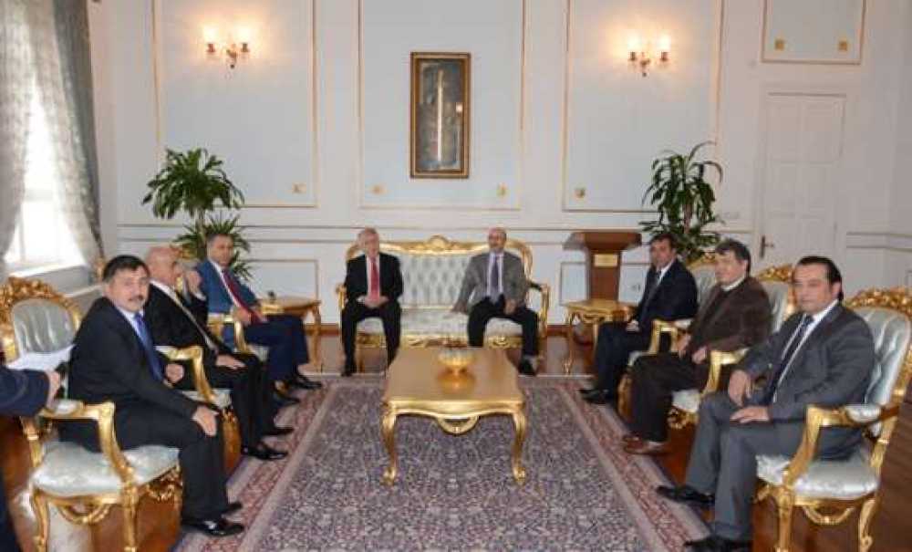 Vergi Rekortmenlerinin Ödüllerini Vali Yerlikaya Verdi