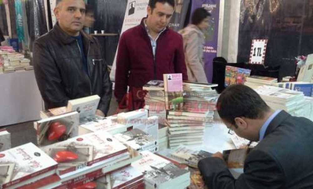 Çorlulu Yazar Ramis Çınar`ın Bursa`daki İmza Gününe Yoğun İlgi