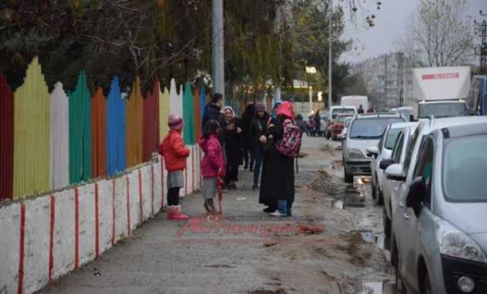 Öğrenci Ve Velilerden Çağrı;“Kaldırım İstiyoruz”