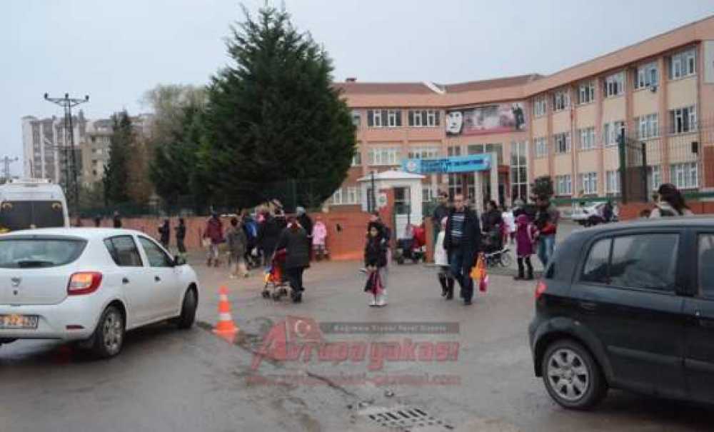 Öğrenci Ve Velilerden Çağrı;“Kaldırım İstiyoruz”