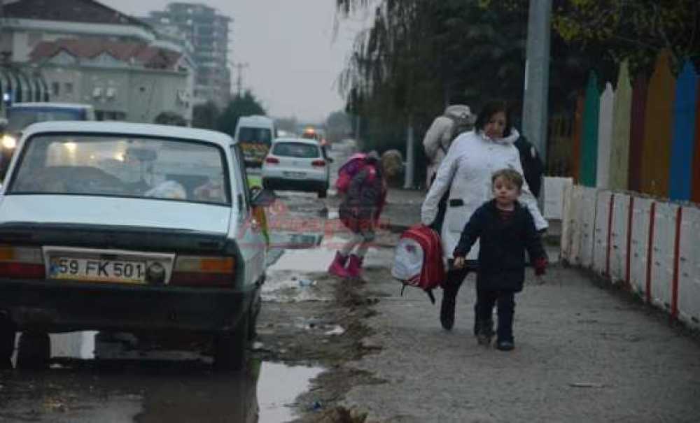 Öğrenci Ve Velilerden Çağrı;“Kaldırım İstiyoruz”