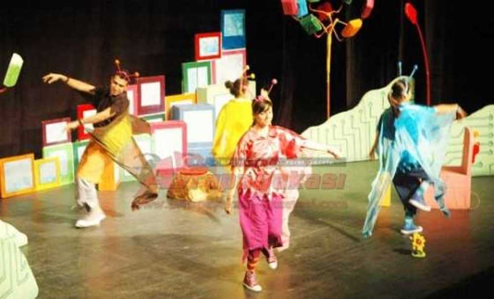 Miniklerin Tiyatro Keyfi