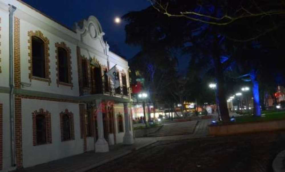 Tarihi Belediye Binasına Muhteşem Işıklandırma