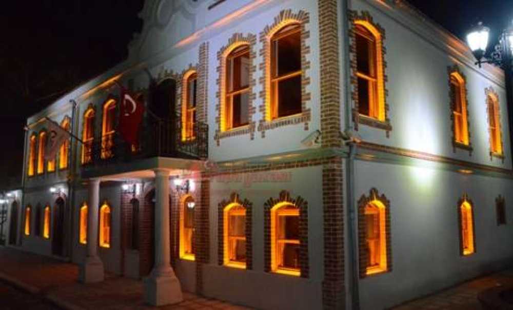 Tarihi Belediye Binasına Muhteşem Işıklandırma