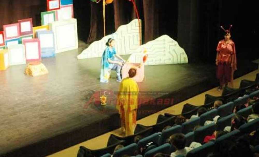 Miniklerin Tiyatro Keyfi