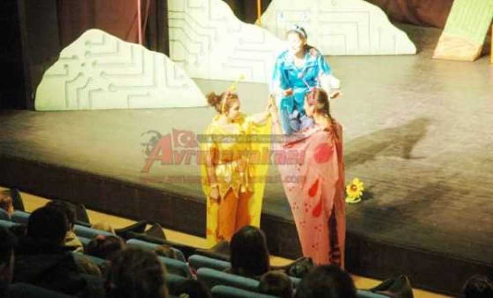 Miniklerin Tiyatro Keyfi