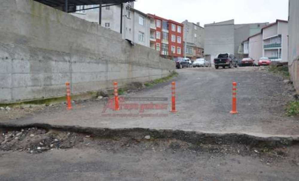 Bu Sokak Dubalarla Niye Kapatıldı?