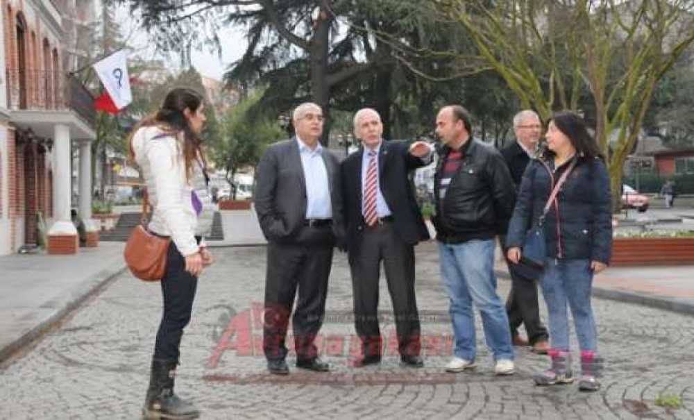 Tarihi Belediye Binasının Bahçesi Yeşillendiriliyor