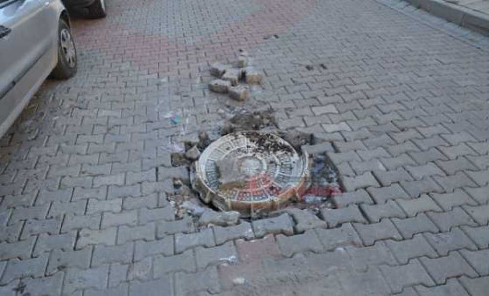 Kırılan Rögar Kapakları Kazalara Davetiye Çıkarıyor