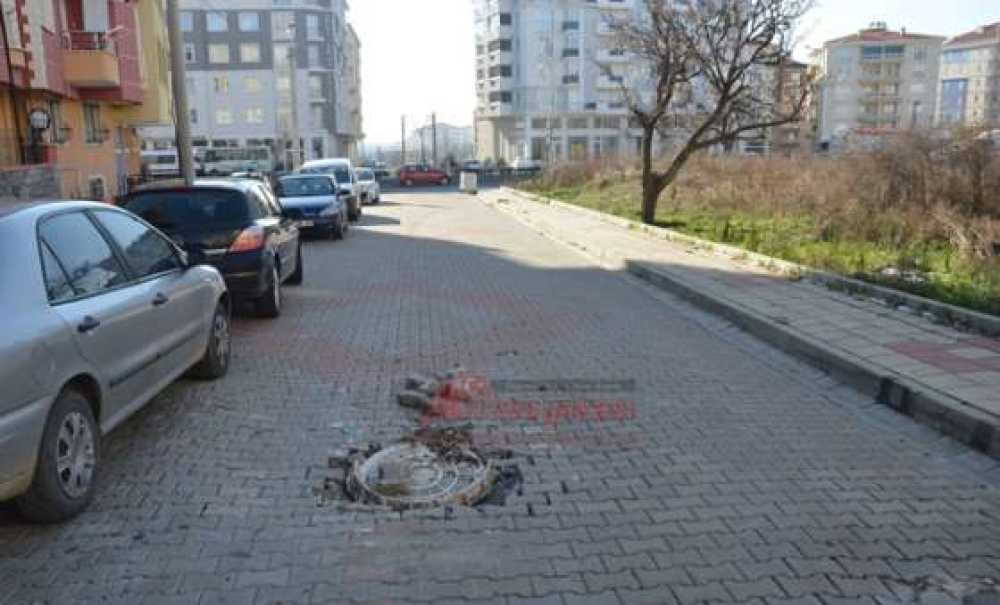 Kırılan Rögar Kapakları Kazalara Davetiye Çıkarıyor