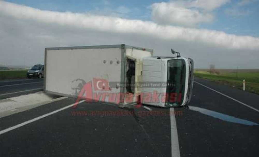 Kontrolden Çıkan Kamyonet Devrildi