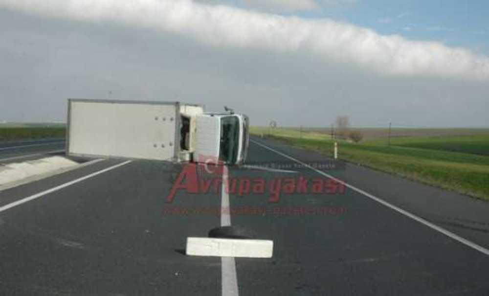 Kontrolden Çıkan Kamyonet Devrildi