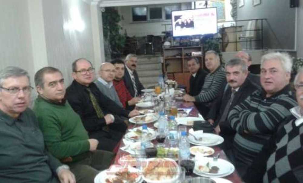 Meslektaşlarından Emekli Teknisyene Veda Yemeği