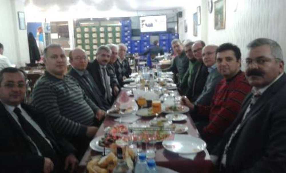 Meslektaşlarından Emekli Teknisyene Veda Yemeği