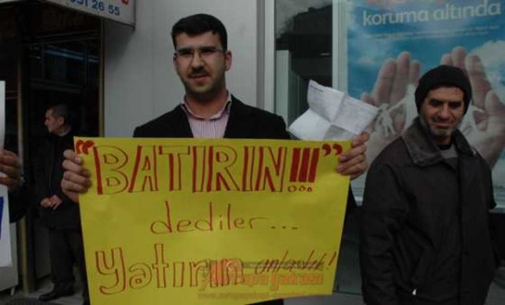 Tmsf`nin Bank Asya`ya El Koymasının Ardından Vatandaşlar Banka Önüne Gitti