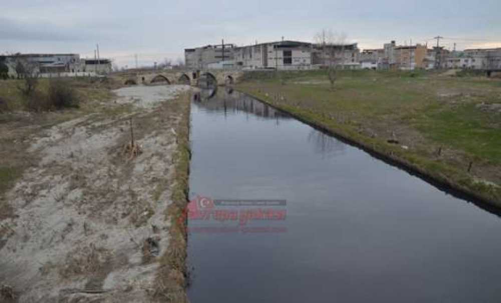 Çorlu Deresi Simsiyah Akıyor