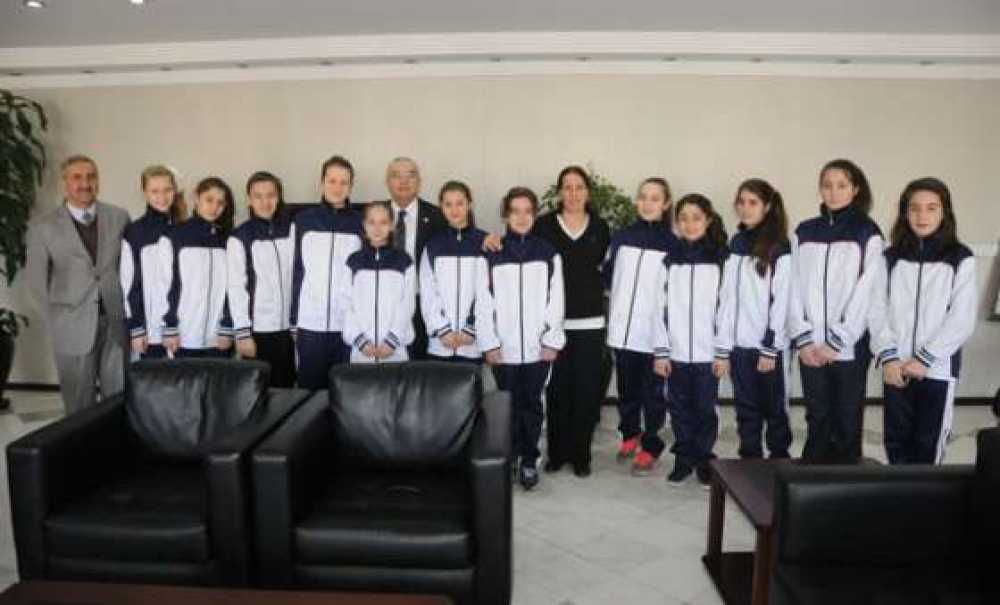 Başarılı Voleybolculardan Başkan Baysan'a Ziyaret