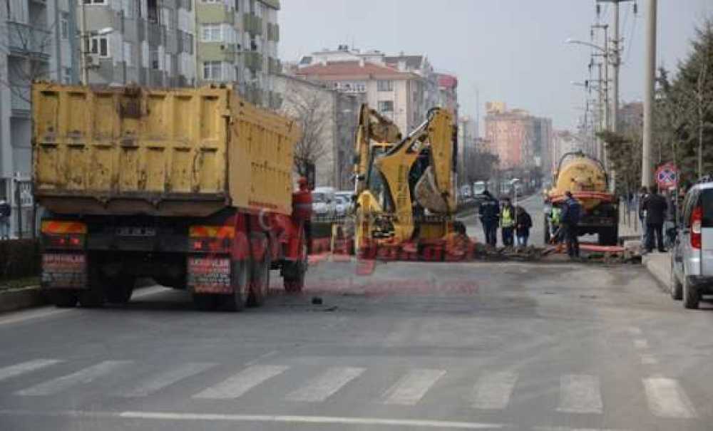 Atatürk Bulvarında Su Borusu Patladı