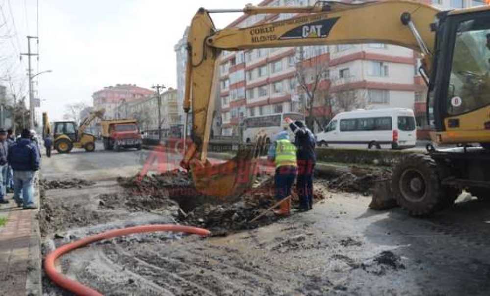 Atatürk Bulvarında Su Borusu Patladı