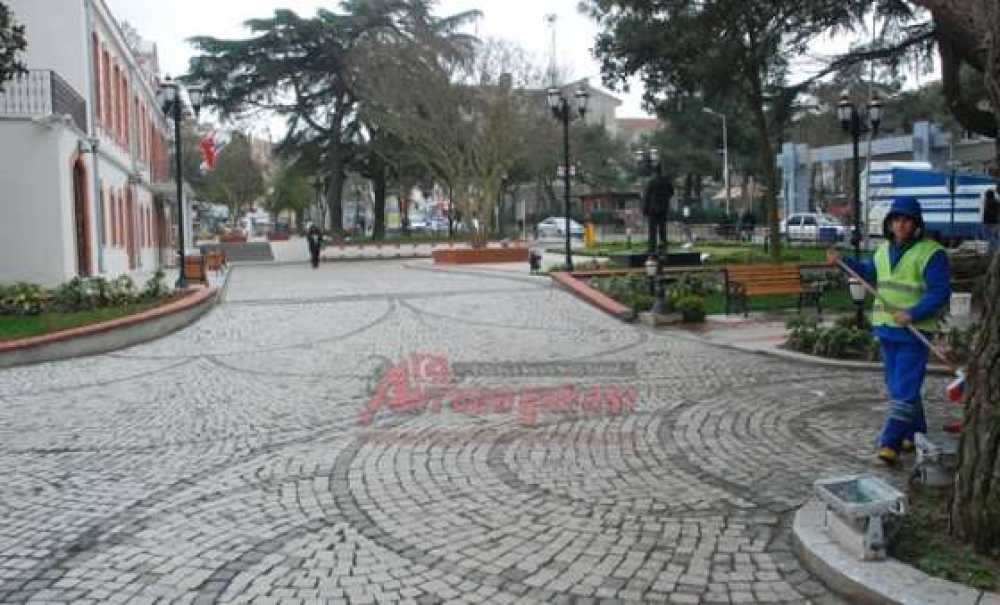 Tarihi Belediye Binası Bahçesinde Temizlik