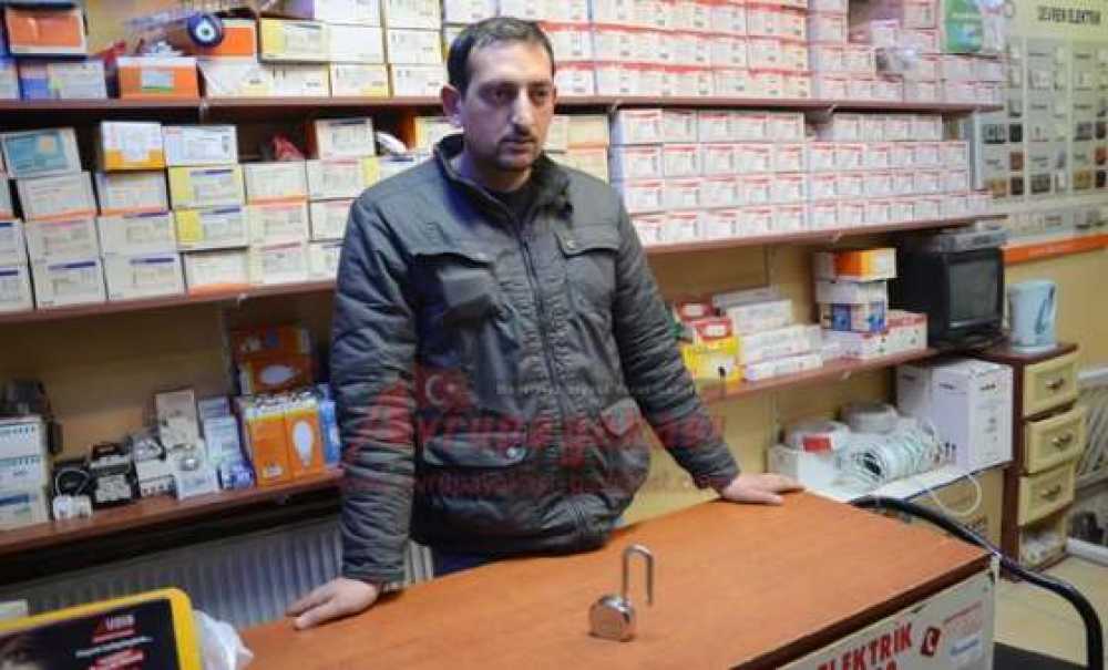 At Arabalı Hırsızlar Kameralara Yansıdı