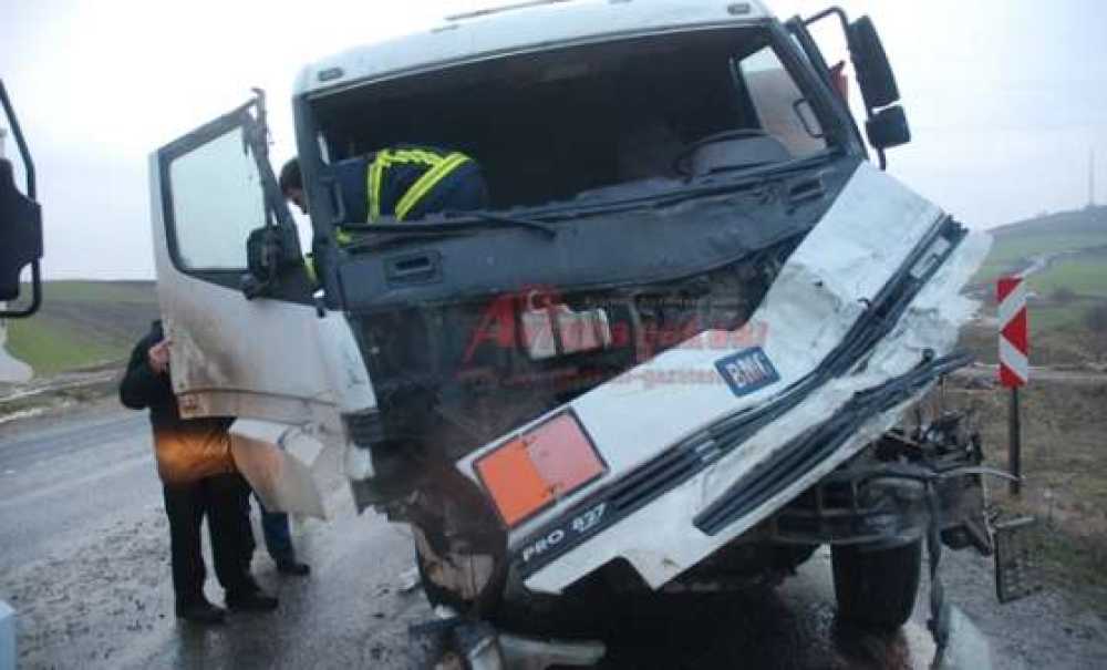 Tir Ve Kamyon Çarpıştı