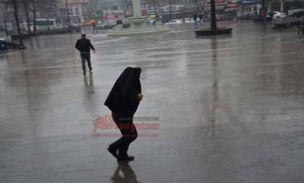 Yağmur Hazırlıksız Yakaladı