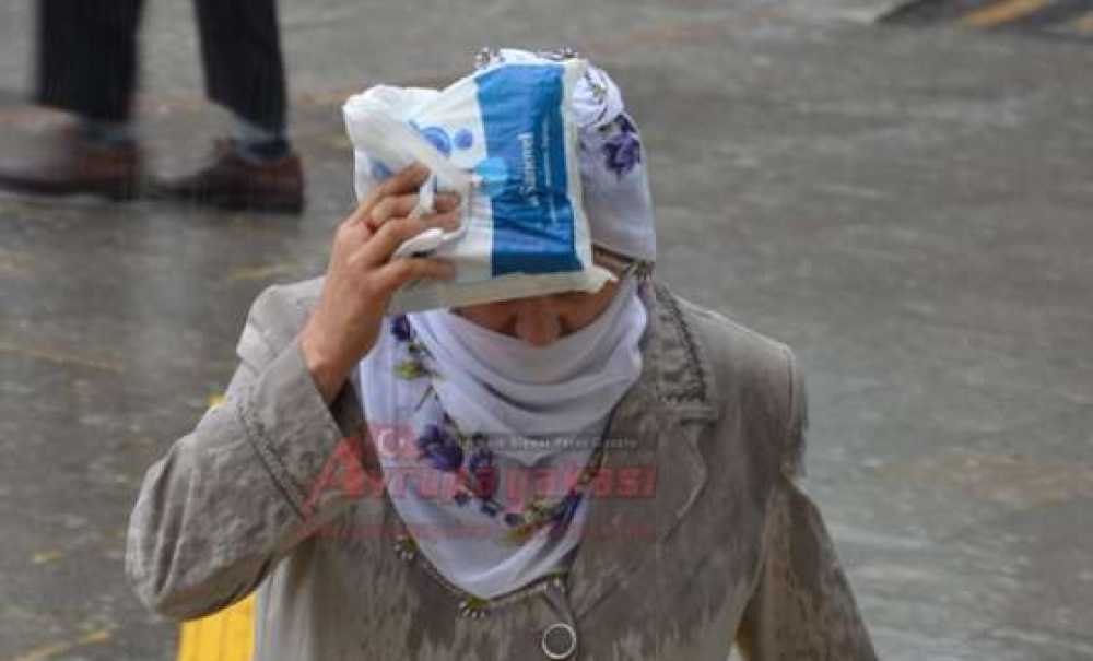 Yağmur Hazırlıksız Yakaladı