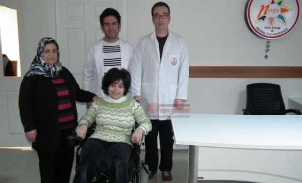 Hayırsever Yağızer`den İhtiyaç Sahiplerine Akülü Sandalye