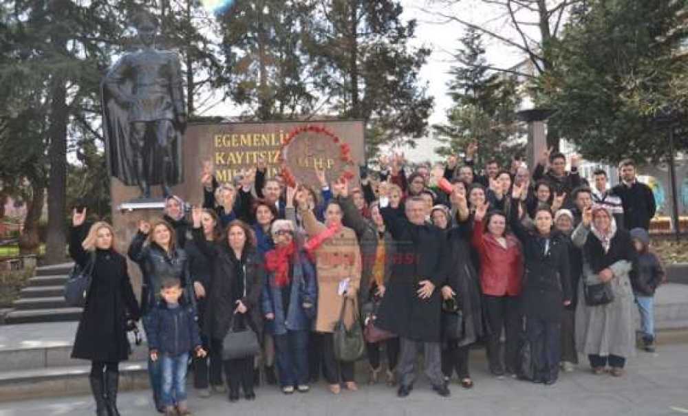 Mhp Kadın Kollarından Atatürk Anıtı'na Çelenk