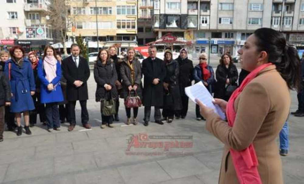 Mhp Kadın Kollarından Atatürk Anıtı'na Çelenk