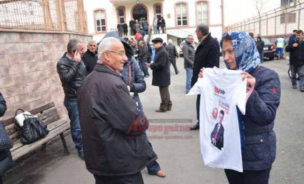 Anne Aday Adayı Oğlu İçin Oy İstedi