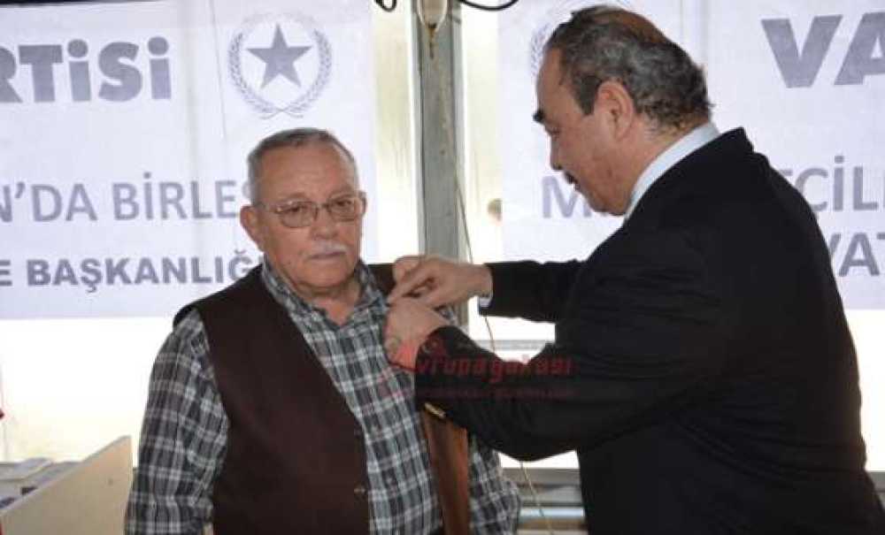 Vatan Partisi'nden Rozet Takma Töreni
