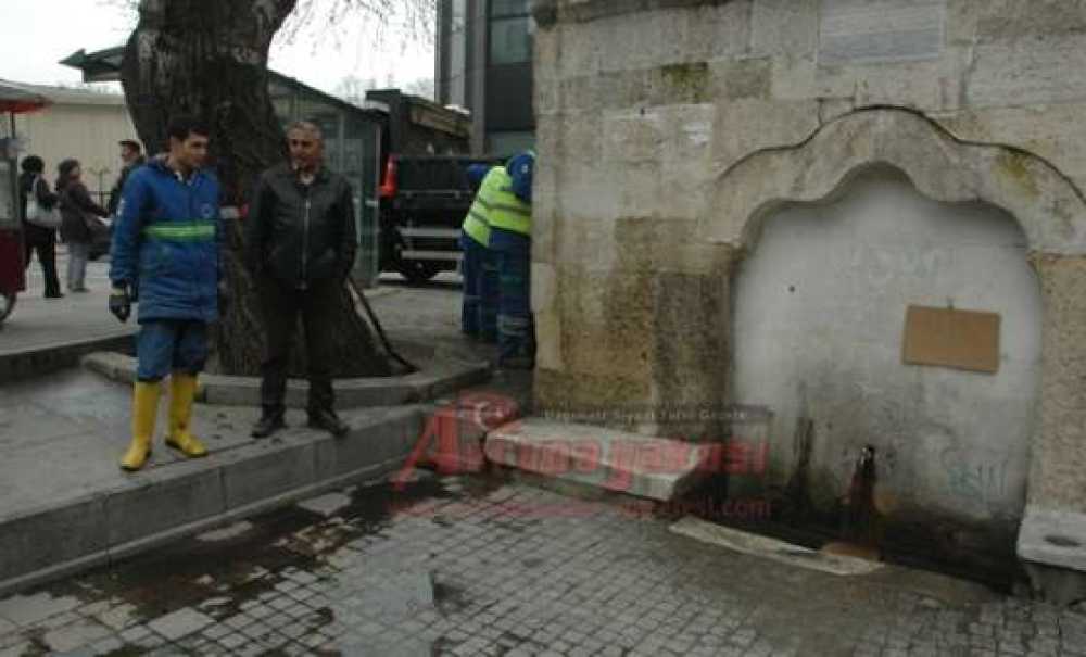 Tarihi Çeşme`den Kamyon Dolusu Çöp Çıktı