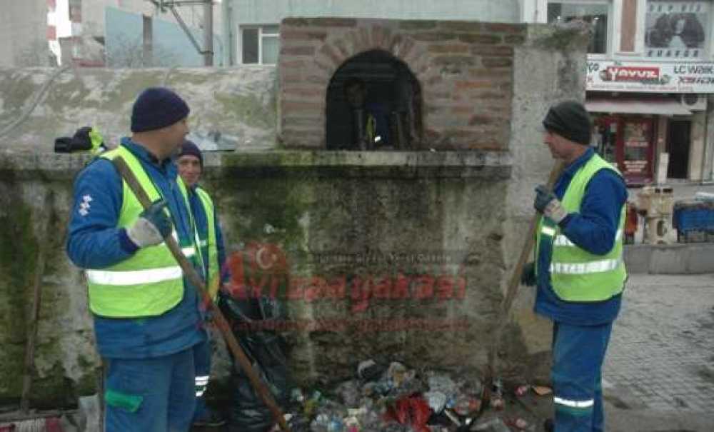 Tarihi Çeşme`den Kamyon Dolusu Çöp Çıktı