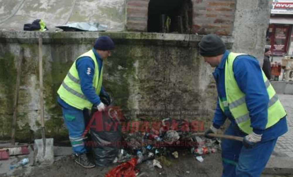 Tarihi Çeşme`den Kamyon Dolusu Çöp Çıktı