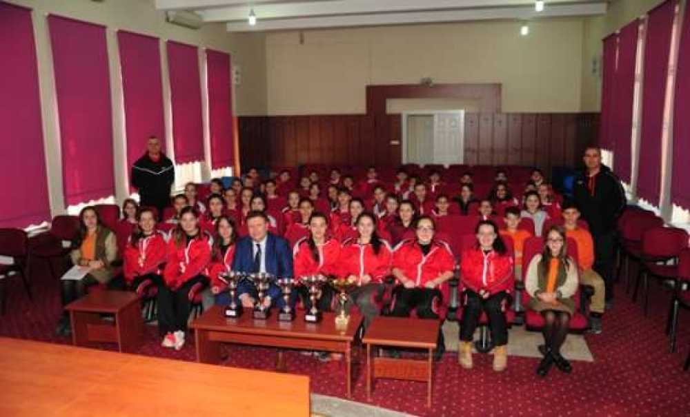 Şampiyon Sporculardan Milli Eğitim Müdürü Güçlü'ye Ziyaret