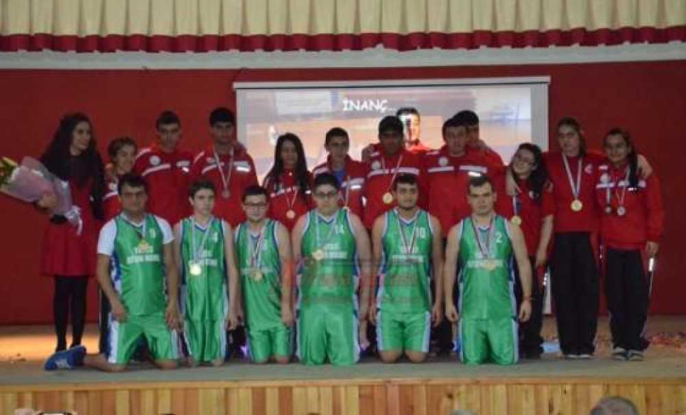 Başarılı Sporcular Ödüllendirildi