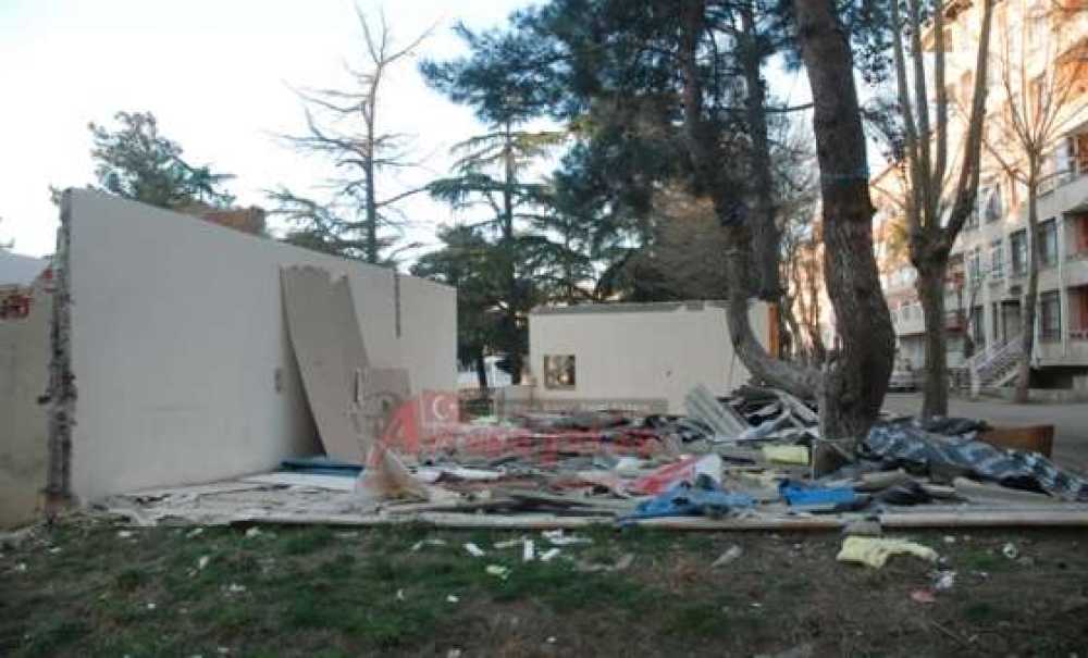 Madde Bağımlılarının Mekanı Haline Gelen Çay Bahçesi Yıkıldı