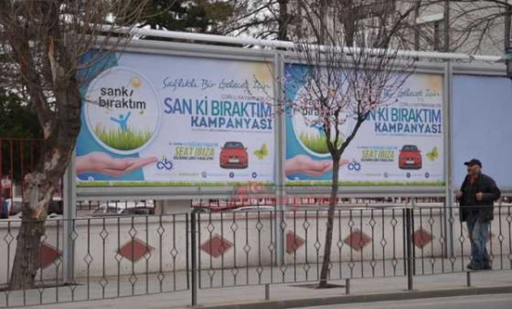 Sanki Bıraktım Afişleri Her Yerde