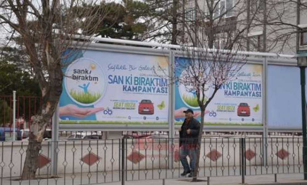 Sanki Bıraktım Afişleri Her Yerde