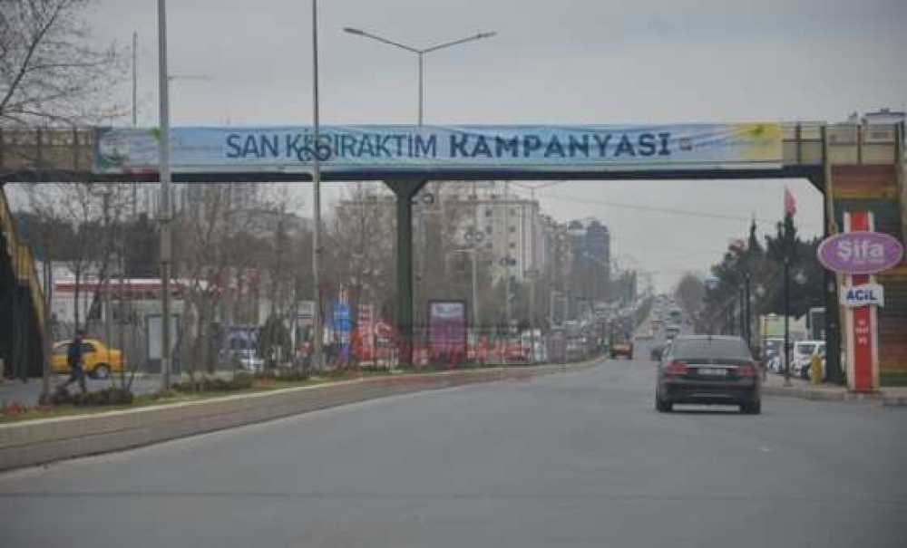 Sanki Bıraktım Afişleri Her Yerde