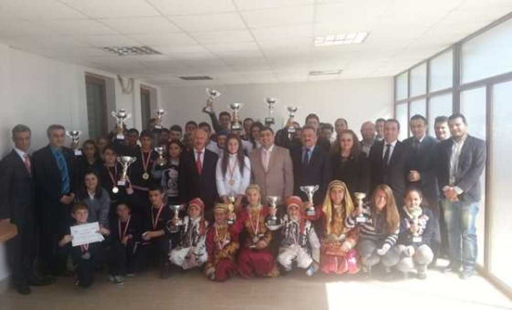 Kaymakam Kızıltoprak Başarılı Öğrencileri Ödüllendirdi