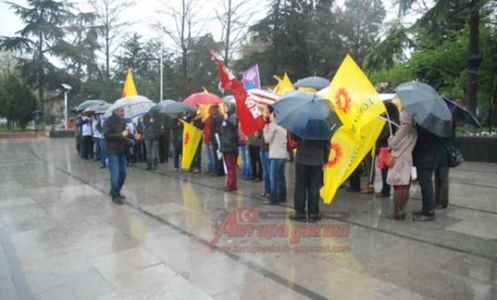 Öğretmenlerden Yağmur Altında Eylem