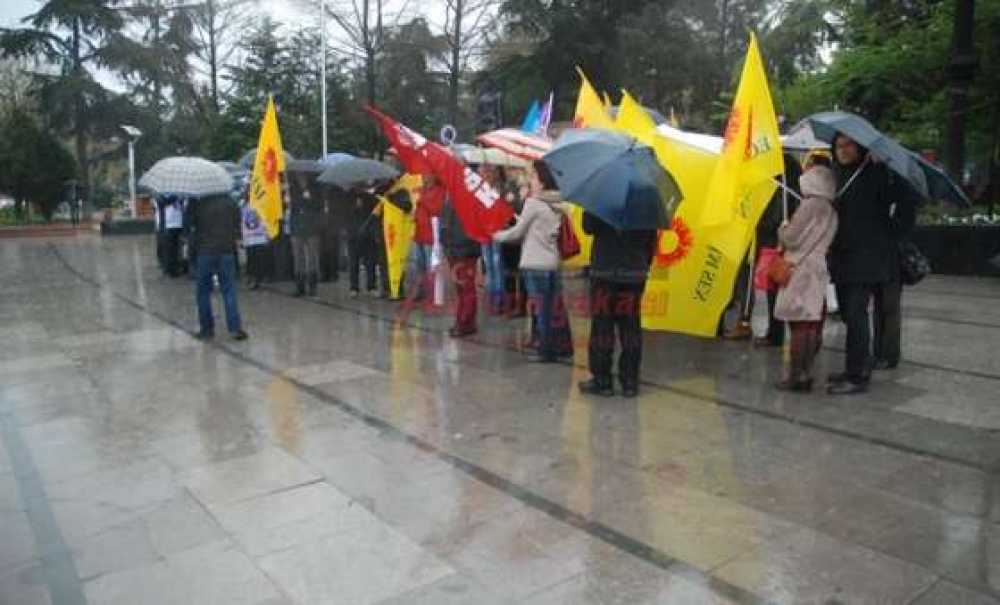 Öğretmenlerden Yağmur Altında Eylem