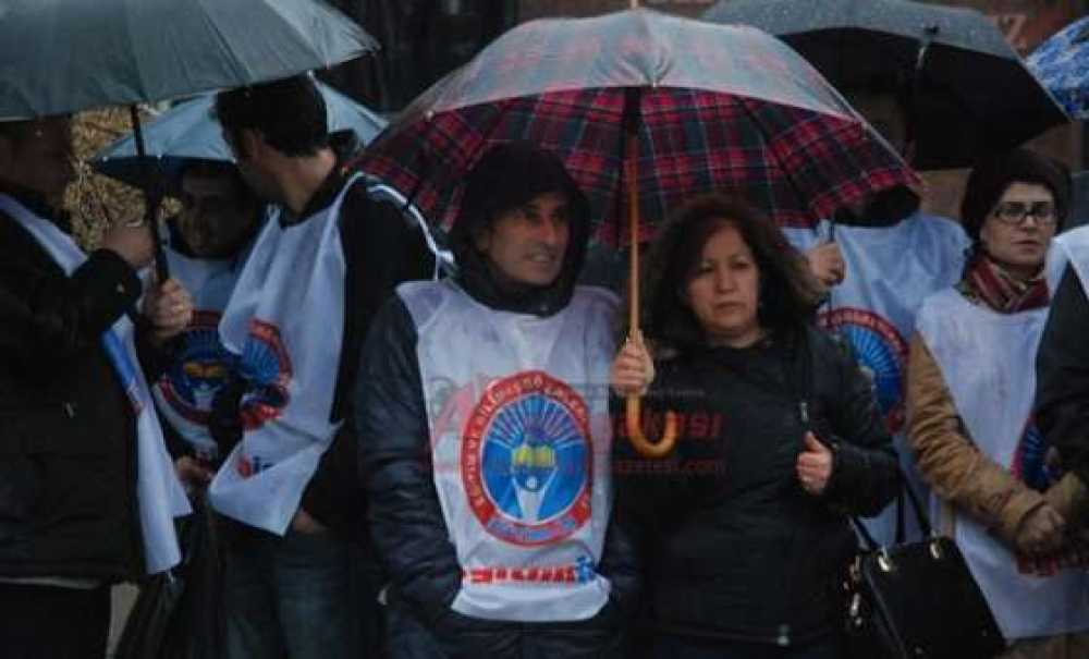 Öğretmenlerden Yağmur Altında Eylem