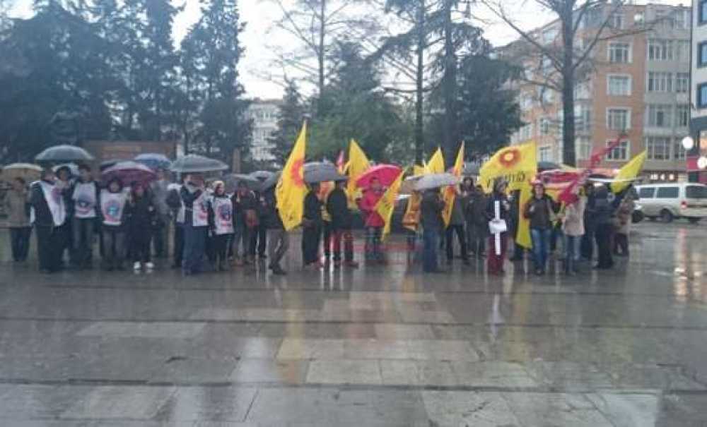 Öğretmenlerden Yağmur Altında Eylem