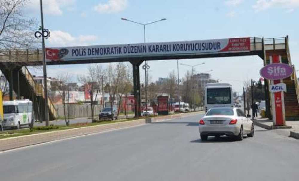 Polis Haftası Afişleri Üst Geçitlerde
